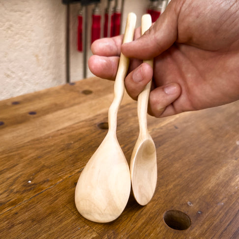 Linguri din lemn de nuc