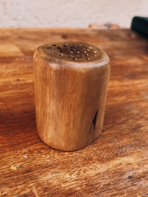 Solniță de sare din lemn de nuc