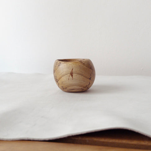 Cană pentru cafea din lemn de nuc marmorat