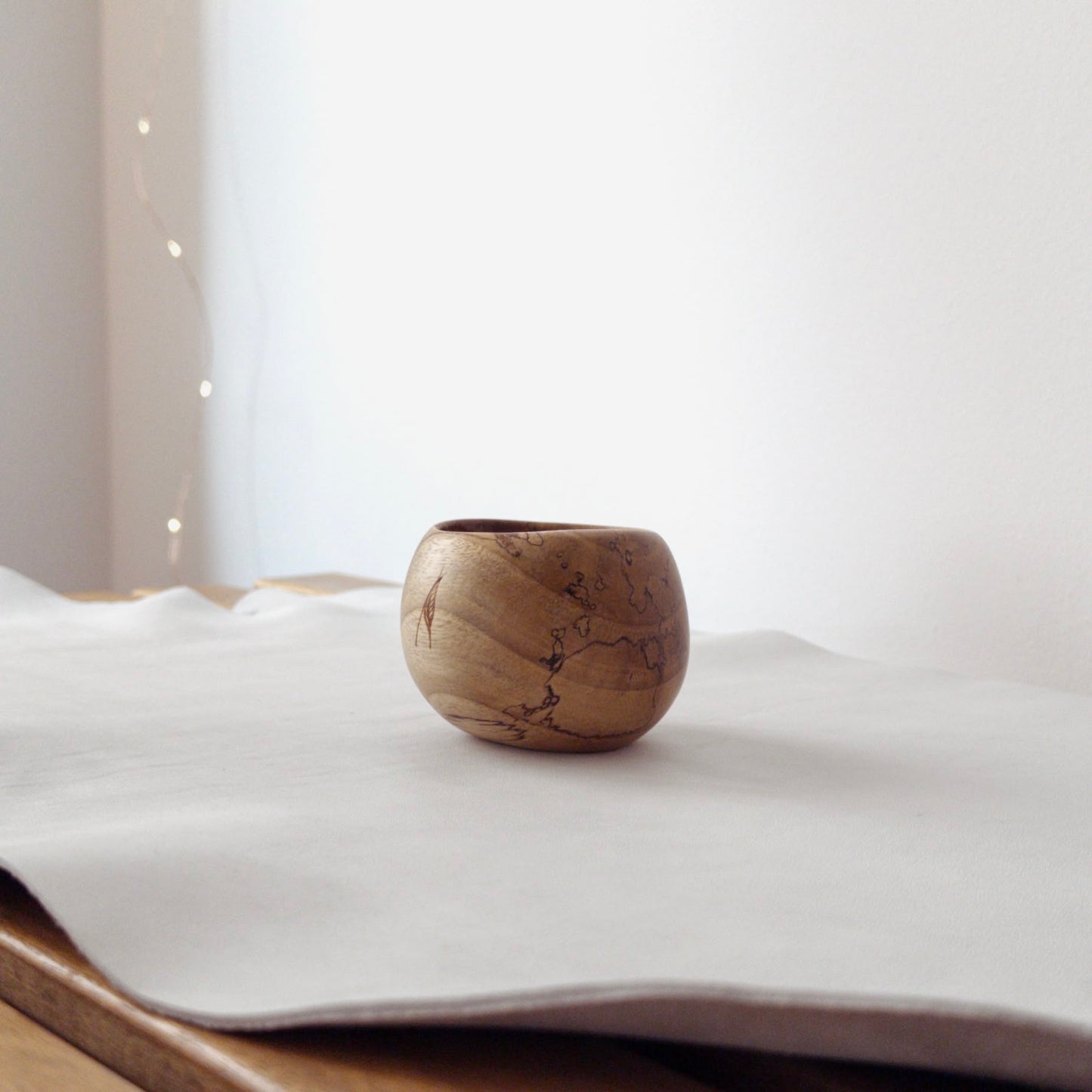 Cană pentru cafea din lemn de nuc marmorat