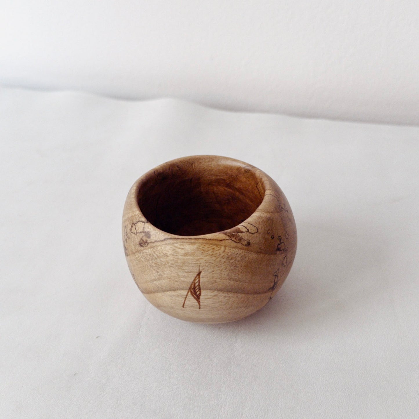 Cană pentru cafea din lemn de nuc marmorat